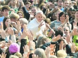 Emotivo. El líder de la grey católica saluda a los feligreses en la Plaza de San Pedro, tras realizar su primera audiencia general. AFP /