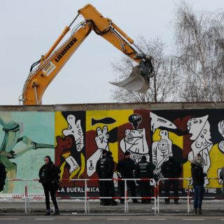 Alavi quiere devolver premio en protesta por demolición del muro de Berlín