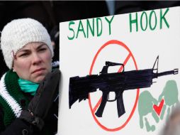 Familias piden a los líderes políticos que aprueben, entre otras medidas, revisiones obligatorias a los compradores de armas. ARCHIVO /