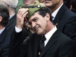 Banderas recibe el chapiri (gorro de la Legión del Ejército español) de parte de un contingente de legionarios. EFE /