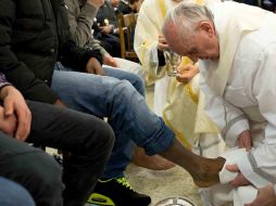 E Papa Francisco lavando y besando los pies de los reclusos. EFE /