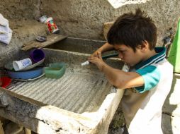 Se recomienda siempre mantener la vigilancia y apartar objetos peligrosos de los niños pequeños.  /