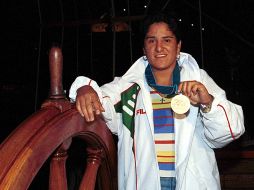 Soraya Jiménez posa con al medalla que consiguió en los Juegos Olímpicos de Sidney 2000. MEXSPORT /
