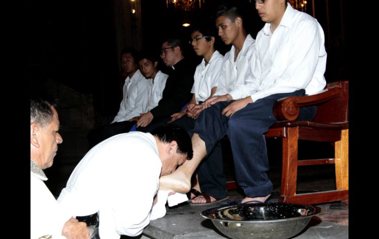 Recuerda que el lavado de pies de Jesús es ejemplo de servicio al próximo. NTX /