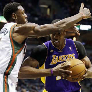 Los Bucks le ganan el duelo a los Lakers