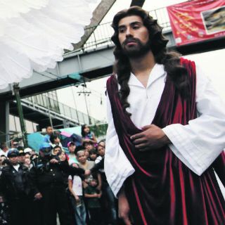 Jesús cena con sus 12 apóstoles previo a su crucifixión