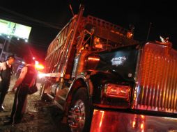 El tráiler transportaba madera y losas. EL INFORMADOR /