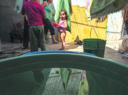 Familia de Las Juntas, en donde los recipientes pequeños atenúan la precaria infraestructura doméstica para la acumulación de agua. EL INFORMADOR /