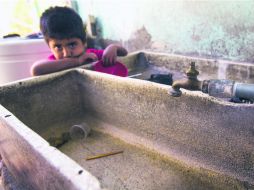 A la espera del agua. Unos 2.4 millones de usuarios dejaron de recibir el vital líquido. EL INFORMADOR /