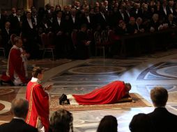 El Papa Francisco ora postrado en el suelo. AP /