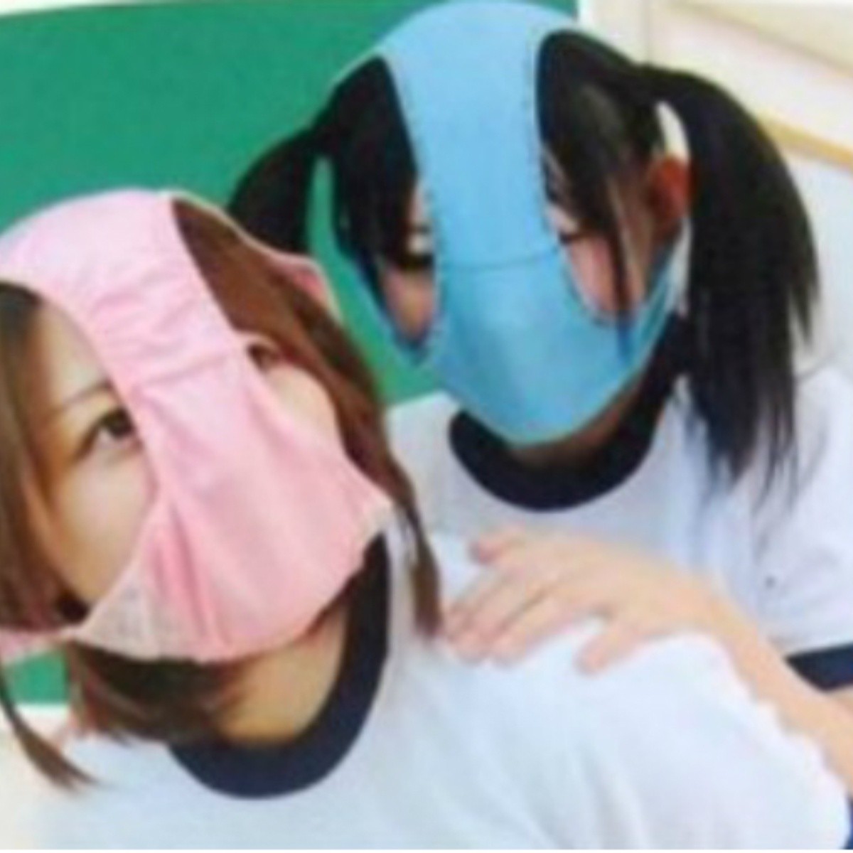 Jovencitas usan calzones en la cara como moda en Japón | El Informador