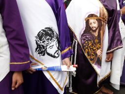 Niños y adultos vestidos de nazarenos se unieron a la procesión para pagar alguna manda ofrecida. NTX /