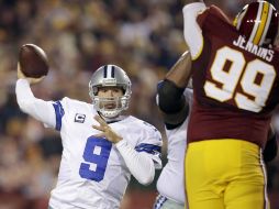 Tony Romo (9) firma un contrato por 108 millones de dólares para seguir con Dallas. AP /