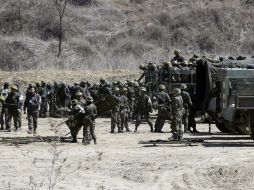 Soldados de Corea del Sur realizan un ejercicio militar cerca de la frontera del norte. AP /