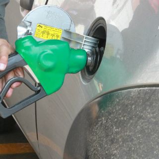EU anuncia normas de combustible para carros ''más limpios''