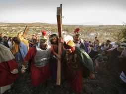 Buena parte de la multitud que acudió ya esperaba a Jesús en el Cerro de la Cruz.  /