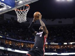 LeBron James cargó con el equipo para regresar a la ruta de la victoria. AP /