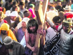 El peso de la cruz. Boni Ernesto Haro, que desde hace 18 años interpreta a Jesús, fue trasladado a un hospital después del evento. EL INFORMADOR /