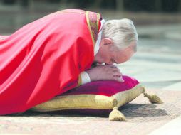 Entrega.El Papa ora postrado en el suelo en la Basílica de San Pedro en el Vaticano. AFP /