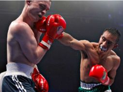 Elías 'Tornado'' Emigdio (d) derrota por decisión unánime a Sean Mcgoldrick (i). ESPECIAL /