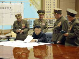El líder norcoreano, Kim Jong-un (c), durante una reunión con su gabinete de seguridad. EFE /