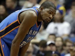 Kevin Durant logra encestar 36 puntos y consigue siete rebotes pero no impide la derrota. AP /