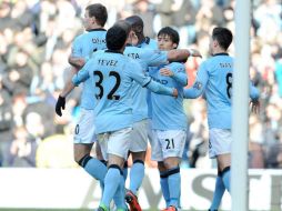 Los jugadores del Manchester City celebran con David Silva (c) su anotación. EFE /