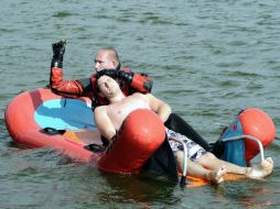 Parientes y presentes que se encontraban en el lugar, utilizaron una lancha para poder rescatar a las víctimas. ARCHIVO /