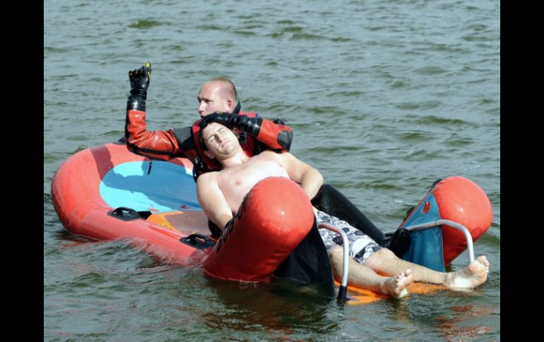 Parientes y presentes que se encontraban en el lugar, utilizaron una lancha para poder rescatar a las víctimas. ARCHIVO /