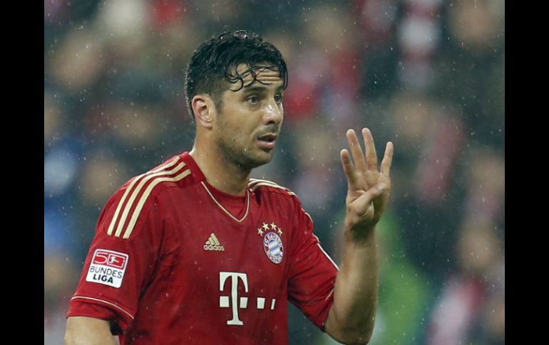 Claudio Pizarro festeja su cuarto gol del partido haciendo una seña con la mano. AP /