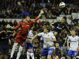 El portero del Zaragoza sale a despejar de puños el balón ante la presión de Cristiano Ronaldo. AFP /