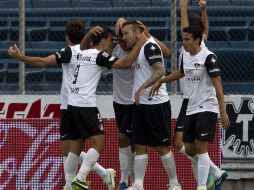 Matías Vuoso (c) anotó el gol de la victoria. AP /