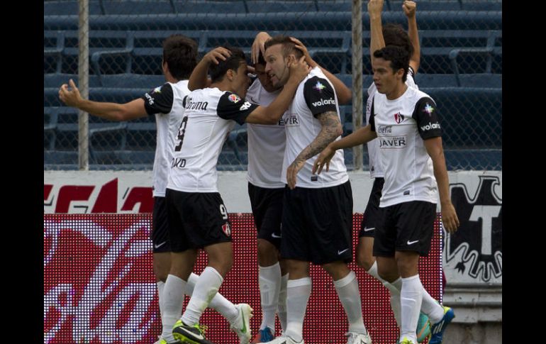 Matías Vuoso (c) anotó el gol de la victoria. AP /
