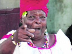 Bertha Alicia, una hermosa pregonera que, entre verso y verso, acabó vendiéndonos la canasta entera, llena de dulces deliciosos.  /