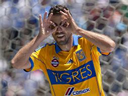 Luis García festeja uno de los goles de los neoleoneses durante el encuentro. MEXSPORT /