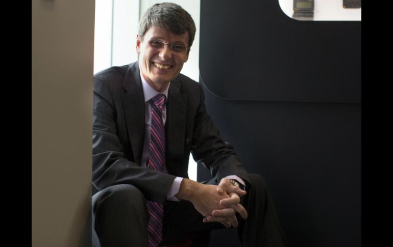 BlackBerry deberá enfocarse a los consumidores en general. En la imagen, Torsten Heins, director de la empresa. AP /