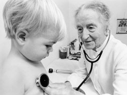 Tras la muerte de su esposo, en 1990, continúa en la Medicina hasta su jubilación en 2001, teniendo 103 años de edad. ARCHIVO /