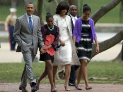La familia Obama caminó hasta el templo ubicado a una cuadra de la Casa Blanca. AP /