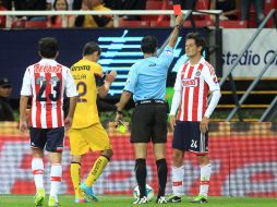 El árbitro Alfredo Peñaloza muestra la tarjeta roja a Sergio Pérez para expulsarlo del partido. MEXSPORT /