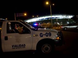 Elementos de vialidad a las afueras del estadio Omnilife. EL INFORMADOR /