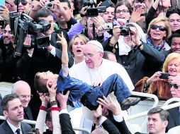 El Papa Francisco abraza a un niño con capacidades diferentes al término de la celebración de la misa de Pascua. EFE /