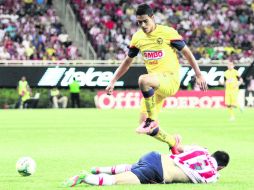 Doblete. El atacante americanista, Raúl Jiménez, que salta sobre el defensor rojiblanco, Kristian Álvarez, fue la figura del partido. EFE /