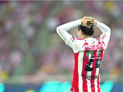 Sergio ''Cherokee'' Pérez, de Chivas, se muestra abatido tras recibir la segunda amarilla que lo mandó al vestidor. MEXSPORT /