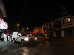 Al homicidio en Lomas de Universidad acuden agentes de la Fiscalía Central de Jalisco y personal del IJCF.  /