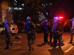 Elementos de seguridad custodiaron los bares tras los ataques.  /