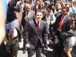 El gobernador del Estado, durante su llegada a la toma de protesta de Tonatiuh Bravo Padilla. ESPECIAL /