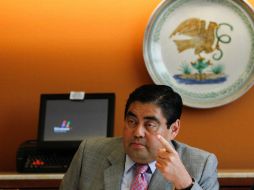 El coordinador del grupo parlamentario del PRD en el Senado, Miguel Barbosa Huerta, en rueda de prensa sobre la reforma. NTX /