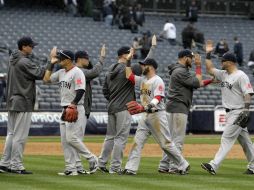 Los jugadores de los Medias Rojas saludan a sus compañeros tras el partido. EFE /