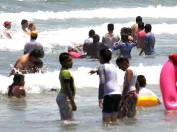 En la costa, se llevaron a cabo 10 salvamentos acuáticos en distintas playas de Jalisco. ARCHIVO /