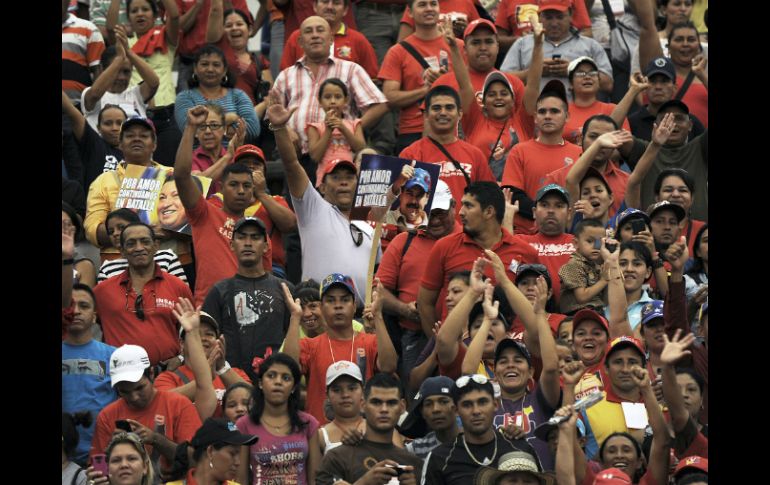 El sondeo considera al candidato oficialista como honesto por el 54% de los consultados, frente al 32% del aspirante opositor. ARCHIVO /